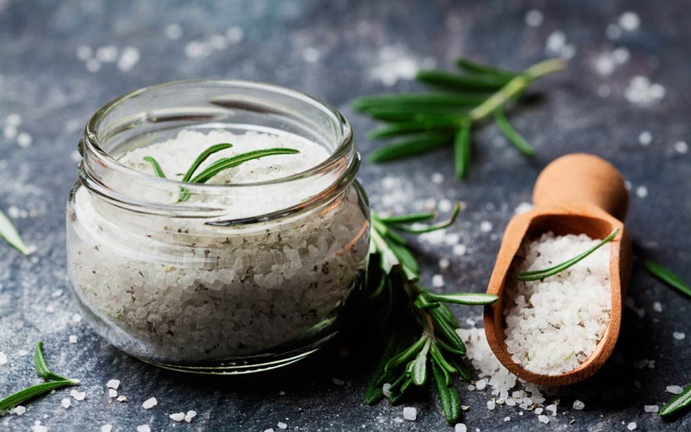 पायदुखी, स्नायूंचे दुखणे आणि चांगल्या झोपेसाठी एप्सम सॉल्ट मार्गदर्शिका
